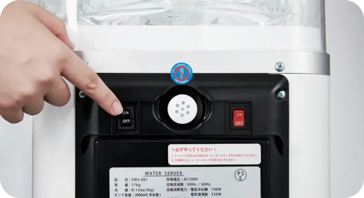 製品の二重チャイルドロック部分を指で操作している写真