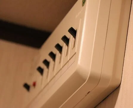 【退去】電気のブレーカーはどうする？解約方法や停止当日の注意点を解説