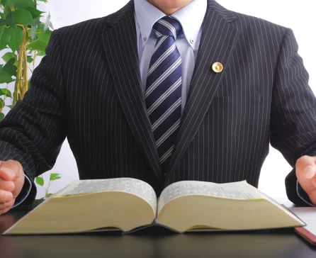 弁護士の独立開業マニュアル！法律事務所に必要なものと年収について解説